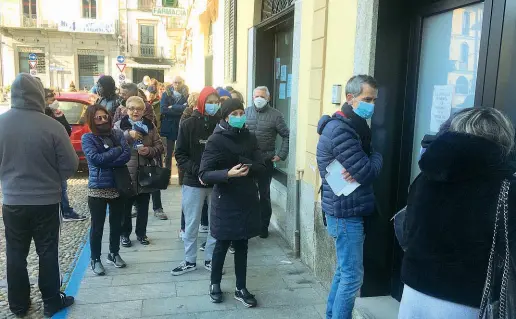  ?? (foto Gozzini) ?? A Codogno
In piena «zona rossa», la fila per entrare in farmacia. La denuncia: «Scorte di mascherine esaurite»
