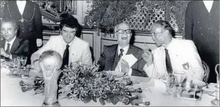  ?? CEDOC PERFIL ?? FESTEJOS. Sandro Pertini, en el centro, con la Copa que Italia conquistó en 1982.