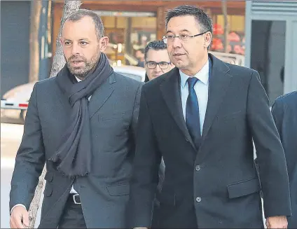  ?? FOTO: SIRVENT ?? Sandro Rosell y Josep Maria Bartomeu se encontraro­n ayer después de más de un año sin verse por la prisión preventiva del primero