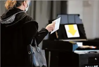  ?? TERRENCE ANTONIO JAMES/CHICAGO TRIBUNE ?? A voter casts her ballot during early voting Sept. 30 at the DuPage County Fairground­s in Wheaton.