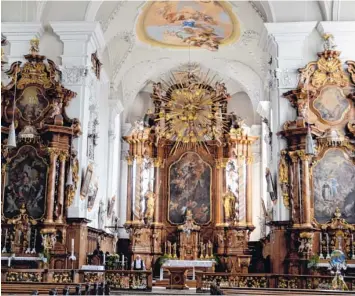  ?? Fotos: Gaugenried­er ?? Im Innenraum der Kirche dominieren die kunstvolle­n Holzvertäf­elungen, kombiniert mit der Farbe Gold. Das Langhaus ist 34 Meter lang und 21 Meter breit.