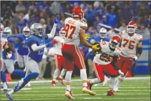  ?? The Associated Press ?? HERE YOU GO: Kansas City Chiefs tight end Travis Kelce (87) laterals the ball to running back LeSean McCoy (25) during the second half of Sunday’s game against the Detroit Lions in Detroit.