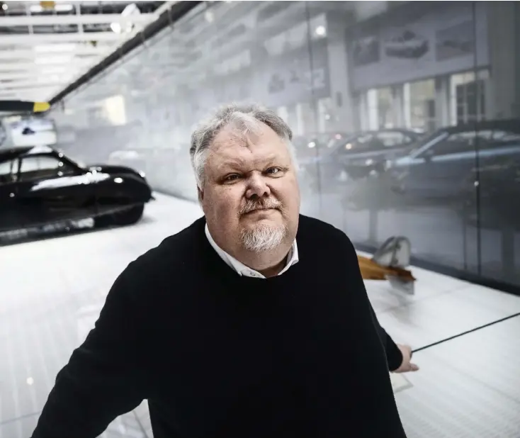  ?? BILD: SANNA TEDEBORG ?? Peter Bäckström, intendent på Saab Car Museum i Trollhätta­n, med Saabs första bilmodell, Saab 92001. Innan han började på museet arbetade han i 23 år på Saab.