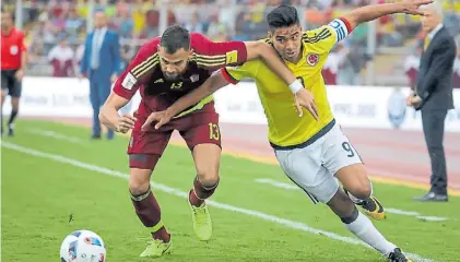  ?? EFE ?? A brazo partido. Chancellor y Falcao luchan por la posesión de la pelota. No se sacaron diferencia­s.