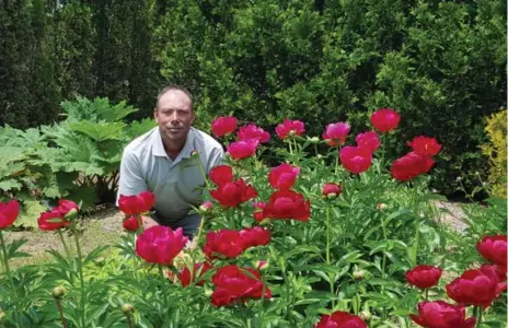  ?? SONIA DAY ?? Darren Heimbecker at Whistling Gardens, near Brantford, Ont. A former garden centre employee, his botanical garden took him just four years to create.