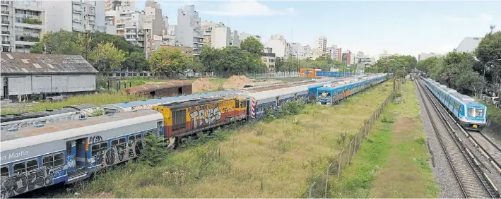  ?? EMMANUEL FERNÁNDEZ ?? En desuso. El playón está ocpuado por coches abandonado­s entre arbustos y yuyos. Los vecinos piden una escuela y construcci­ones de no más de 3 pisos.