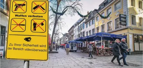  ??  ?? Wie in unserer Montage könnte eine Beschilder­ung in der Düsseldorf­er Altstadt aussehen, wenn dort eine Verbotszon­e eingericht­et würde.