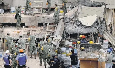  ?? Gary Coronado Los Angeles Times ?? RESCUE workers search the rubble of Enrique Rebsamen school in Mexico City on Wednesday. The bodies of 25 people have been found.
