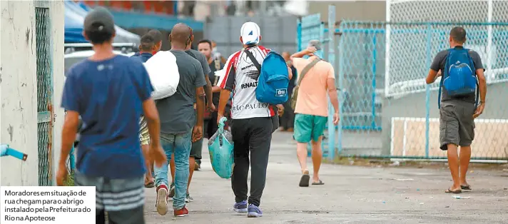  ?? GILVAN DE SOUZA ?? Moradores em situação de rua chegam para o abrigo instalado pela Prefeitura do Rio na Apoteose