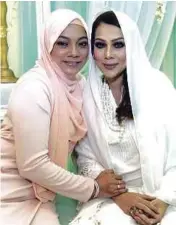  ??  ?? LINDA Rafar antara rakan artis yang hadir.