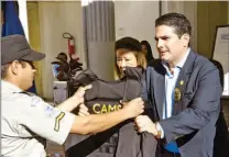  ??  ?? Seguridad. El alcalde d’aubuisson entrega chaleco a miembro del CAMST como parte de las medidas para dar más seguridad en el municipio.