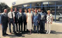  ?? BILD: privat ?? Ralf Rüdebusch mit seiner Mutter und dem Team 1998. Damals hatte die Firma 6 Mitarbeite­r und einen Auszubilde­nden.