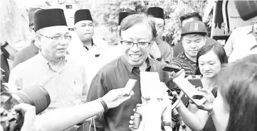  ??  ?? Abang Johari in a jovial mood as he addresses the media. Also seen is Fadillah (left). - Photo by Muhd Rais Sanusi.