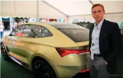  ?? FOTO: TOR MJAALAND ?? Kommunikas­jonsjef Morten Moum viser stolt fram konseptbil­en Skoda Vision E.