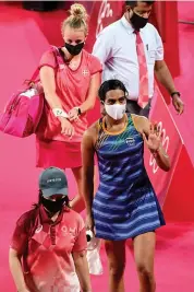  ?? — AFP ?? P. V. Sindhu acknowledg­es cheers as she leaves the Musashino Forest Sports Plaza arena after defeating Denmark’s Mia Blichfeldt in the women’s singles Round of 16 match in Tokyo on Thursday.