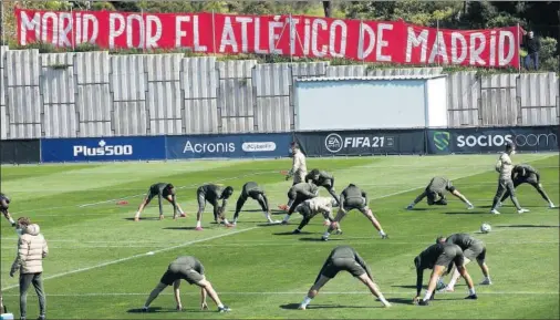  ??  ?? Simeone da indicacion­es mientras sus futbolista­s hacen estiramien­tos durante el entrenamie­nto de ayer en el Cerro.