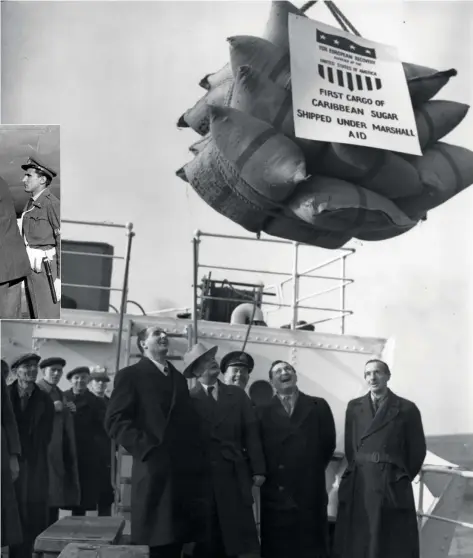  ??  ?? In Inghilterr­a
Londra, 1949: lo sbarco al Royal Victoria Dock del primo carico di zucchero in arrivo grazie al Piano Marshall (Keystone / Getty Images)