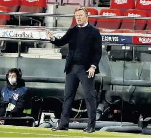  ?? // V. ENRICH ?? Koeman dando instruccio­nes a sus jugadores durante el partido contra el Getafe