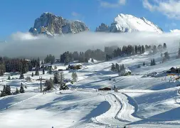  ??  ?? Paradiso bianco L’Alpe di Siusi durante la stagione sciistica invernale, caratteriz­zata da una vista mozzafiato sul gruppo del Sassolungo