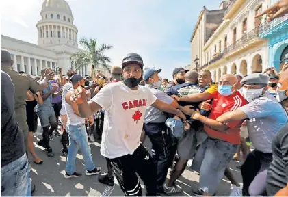  ?? EFE ?? Represión. Una imagen de los choques con la policía en La Habana en las protestas de hace una semana.