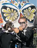  ??  ?? Left: Alexandra Powers and Tom Wray of team Sugar Skull paint their faces as they prepare for flight. The competitio­n debuted in the United States in S.F. in 2002.