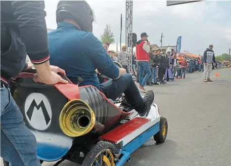  ?? | PHOTO : OUEST FRANCE ?? Ils étaient vingt équipages à prendre le départ de cette deuxième édition qui rassembla plusieurs centaines de spectateur­s.