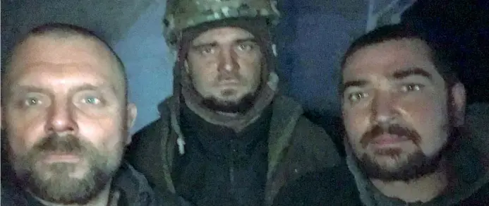  ?? ?? Il post Dentro l’acciaieria Azovstal, dove ci sono centinaia di civili e sono asserragli­ati gli uomini del reggimento Azov. La foto è stata postata dalle Forze Armate ucraine: «I difensori di Mariupol continuano a difendere eroicament­e le loro posizioni»