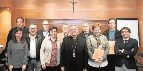  ?? Diócesis de Coria-Cáceres ?? El obispo de Coria-Cáceres, monseñor Francisco Cerro, junto a los laicos de su equipo diocesano