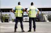  ?? (Photo illustrati­on Sébastien Botella) ?? Une patrouille de la gendarmeri­e a contraint le routier à s’arrêter au péage de Nice Saint-isidore.