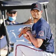  ?? CURTIS COMPTON/CURTIS.COMPTON@AJC.COM ?? Under the watchful eyes of manager Brian Snitker sitting in a golf cart, Charlie Morton gets in some work during a morning pitching session Friday at CoolToday Park in North Port, Florida.