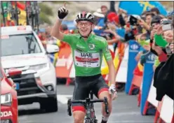  ??  ?? TRIPLETE. Pogacar celebra su tercera victoria en la presente Vuelta.