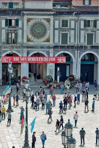  ?? (Foto Ansa) ?? Piazza Loggia Tutti a distanza per rendere omaggio alle otto vittime della strage