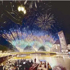  ?? JOANNE RAE RAMIREZ ?? Fireworks over the Pasig River, Metro Manila’s muse. Photos by