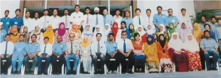  ?? — LIONG KAM CHONG ?? Staff photo: (Front row) The writer (sixth from left) with two former heads – one on his right and the other on the extreme right.