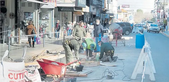  ??  ?? Trabajos municipale­s. Mientras se llevan a cabo las obras, entre las calles Cosme Beccar y Acassuso, reducen la circulació­n pero no cortan del todo el tránsito.