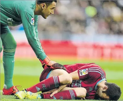  ?? FOTO: GARCÍA SIRVENT ?? Keylor Navas se preocupa por Agirretxe instantes después de lesionarle en el partido de diciembre de 2015