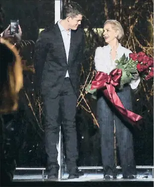  ??  ?? Carolina Herrera, al final del desfile en el MoMa, recibió un ramo de flores de su sucesor en la firma, Wes Gordon