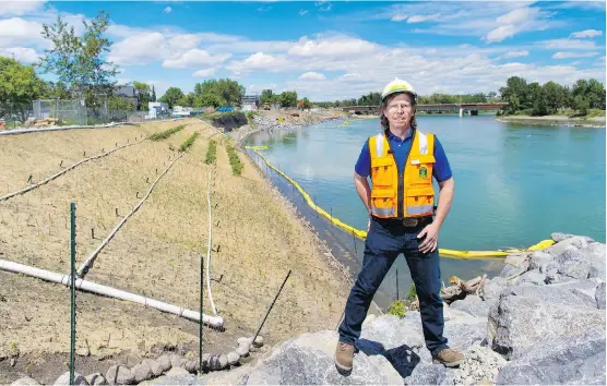  ?? PHOTOS: GAVIN YOUNG ?? David DePape, resource manager with the Fisheries Habitat Enhancemen­t and Sustainabi­lity program at Alberta Environmen­t and Parks, is co-ordinating a bioenginee­ring project to rehabilita­te a section of the Bow River’s bank, which was washed away about...