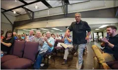 ?? Christian Monterrosa/The Signal ?? Former LA Dodgers catcher, Steve Yeager, walks to the stage at the Congregati­on Beth Shalom in Canyon Country to tell stories from his profession­al career on Sunday.