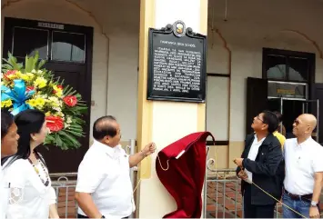  ?? — JTD ?? MARKER. NHCP chair Ludovico Badoy, Mayor Edwin Santiago, Vice-Mayor Jimmy Lazatin, PHS Principal Fe Rosalinda Caylao and PHS/JASHS Alumni Federation Capt. Conrado Pacla led the unveiling of the PHS historical marker at the façade of the Gabaldon building on Tuesday.