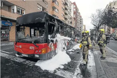  ?? OLIVER DUCH ?? Los Bomberos de Zaragoza rociaron con espuma el vehículo para sofocar el incendio.