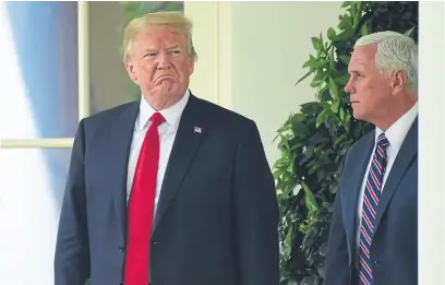  ?? Susan walsh/aP ?? Trump dialoga ayer con el vicepresid­ente Pence en la casa Blanca