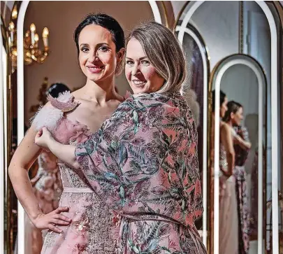  ?? Foto: Christian Juppe ?? Noch sei nicht zu viel verraten. Mit ihrem Kleid für den Semperoper­nball von Designerin Katrin Eulenstein wird die Ball-Moderatori­n Stephanie Stumph erst auf der Bühne Premiere haben.