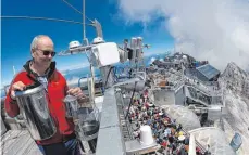  ?? FOTOS: DPA ?? Der Turm des Deutschen Wetterdien­stes auf der Zugspitze, den Norbert Stadler betreut.