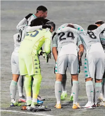  ??  ?? Piña de los jugadores del Real Betis durante el encuentro disputado ante al Huesca