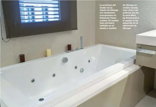  ??  ?? La encimera del lavabo es un diseño de Ojinaga con lavamanos incorporad­os en Silestone Yukon Leather. El mueble bajo-encimera también es un diseño a medida de Ojinaga en madera lacada tono visón. Las griferías son de la serie Mem de Dornbracht y el espejo se ha adquirido en el showroom de Ojinaga.