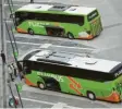  ?? Foto: Lukas Görlach, dpa ?? Flixbus hat im Jahr 2020 weniger Men‰ schen befördert.