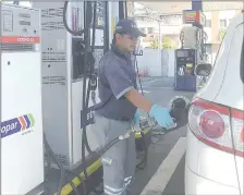  ??  ?? Desde hoy, varias estaciones de servicio estarían aumentando los precios del gasoíl común.
