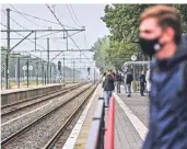  ?? RP-FOTO: VAN OFFERN ?? Seltener Anblick in den Niederland­en: Zum Bahnfahren muss auch bei unseren Nachbarn Maske getragen werden, hier am Bahnhof Zevenaar.