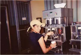  ?? Álbum de Diane Guerrero ?? Guerrero, trabajando en una cafetería cuando era adolescent­e, en Nueva Jersey.